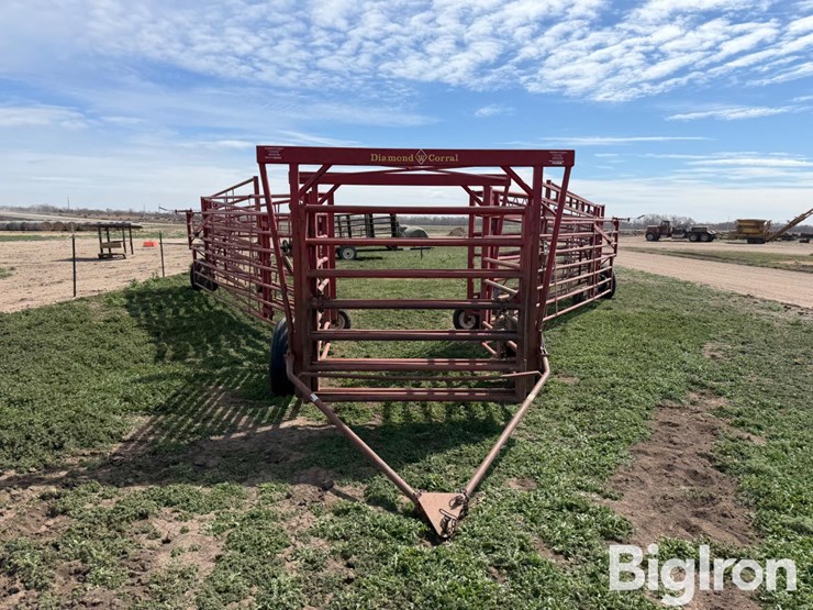 diamond-w-portable-folding-livestock-corral-image-2