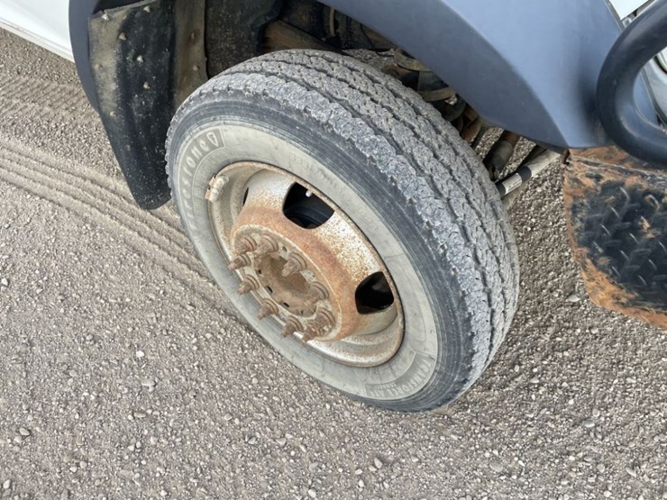 2014-ram-5500-crew-cab-4x4-flatbed-truck-image-11