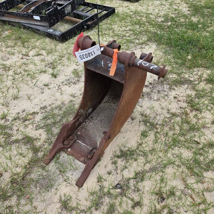 107 - USED 12" JCB BUCKET