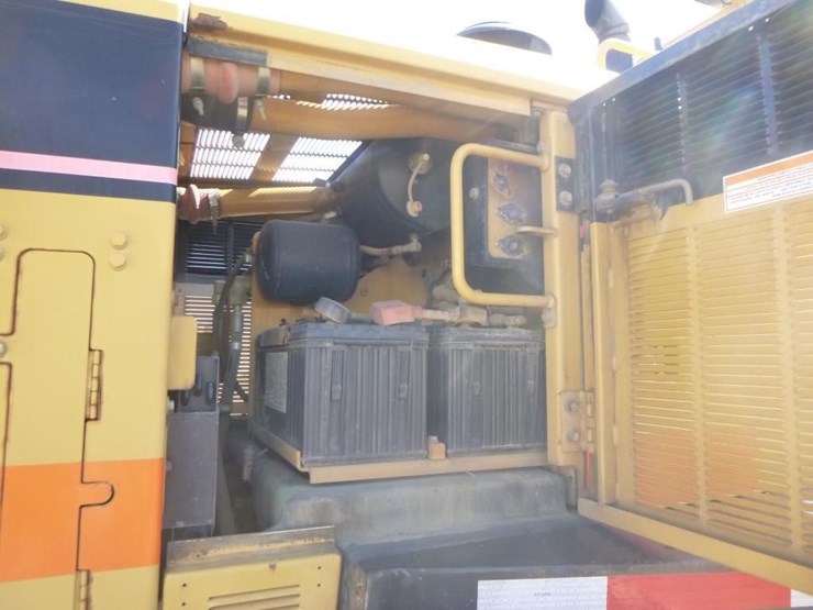 2005-caterpillar-143h-image-38