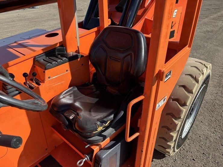 2016-jlg-8042-image-25