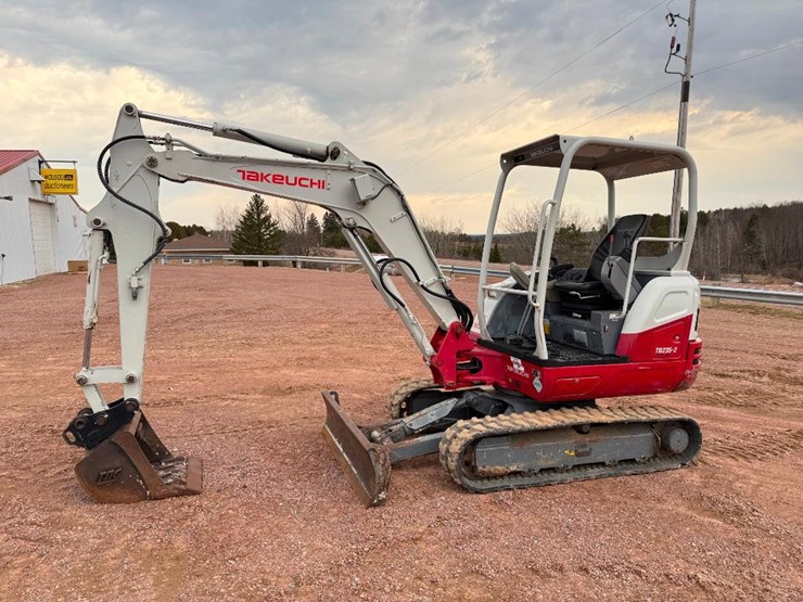 takeuchi-tb235-2-image-1