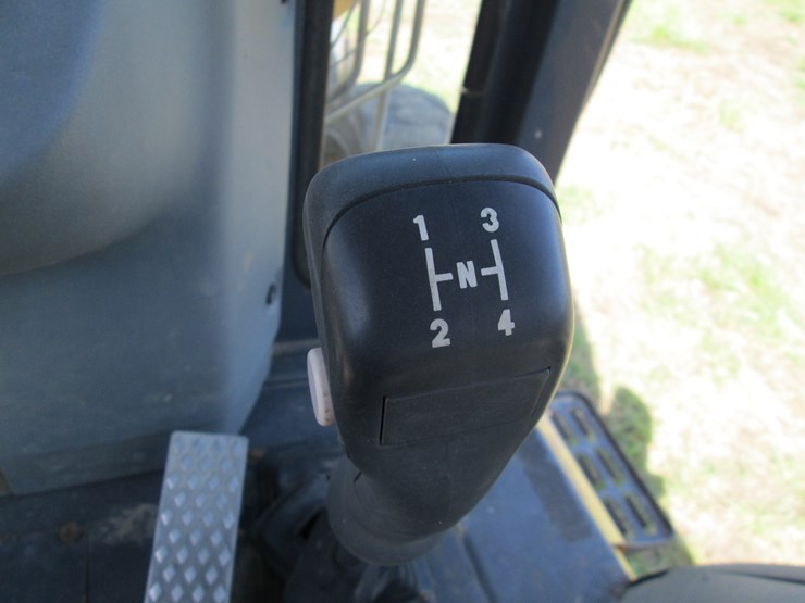 new-holland-b95b-image-40