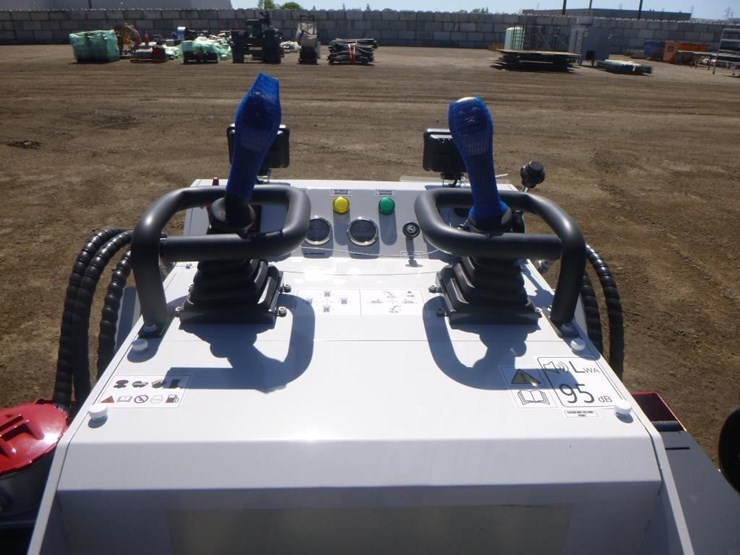 battler-st28h-6-skid-steer-track-loader-image-15