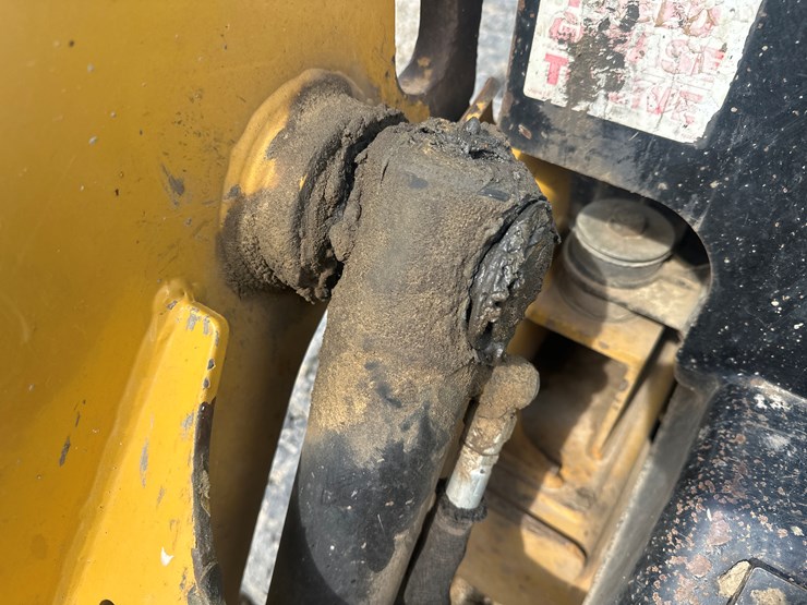 2017-caterpillar-239d-image-23