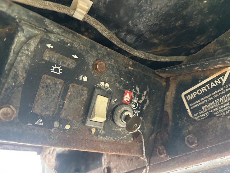 new-holland-lx885-image-28