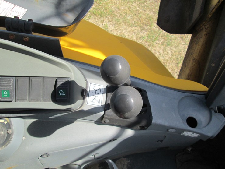 new-holland-b95b-image-45