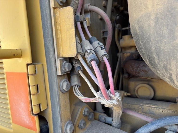 2006-caterpillar-143h-image-79