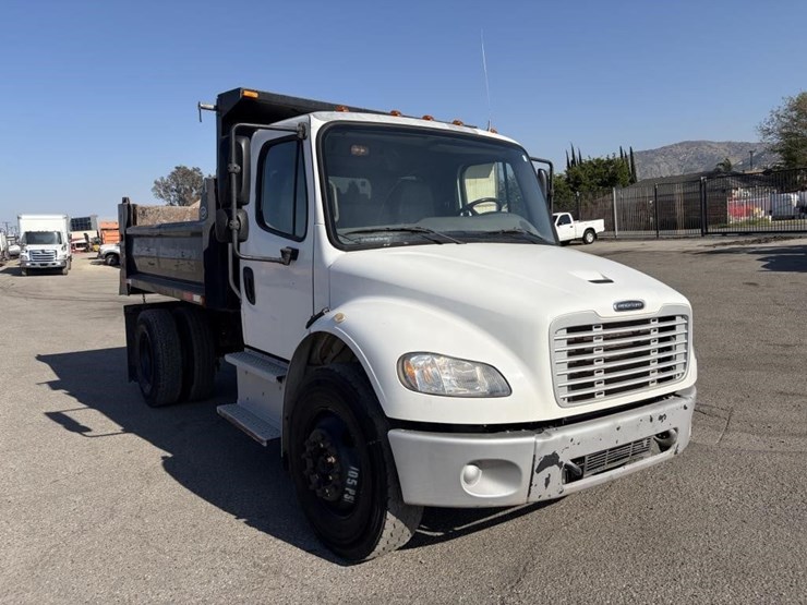 2018-freightliner-m2-106-image-2