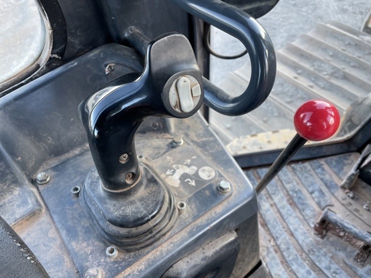 2013-deere-700k-lgp-image-36