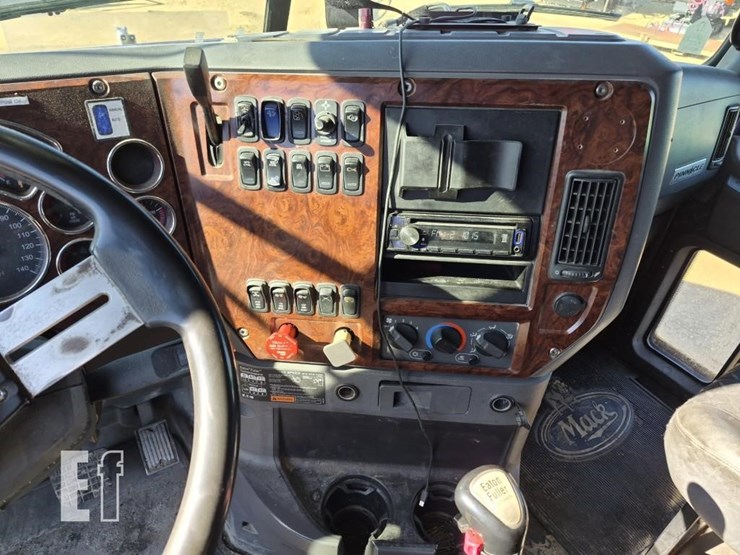 2012-mack-pinnacle-cxu613-image-18