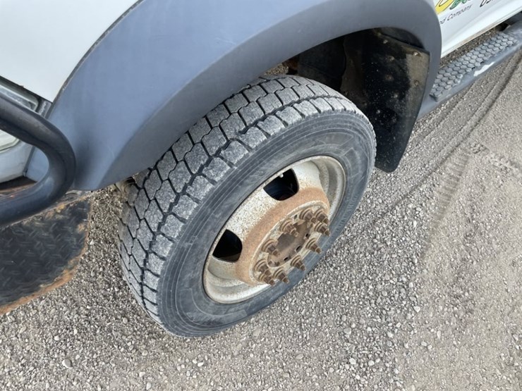 2014-ram-5500-crew-cab-4x4-flatbed-truck-image-9