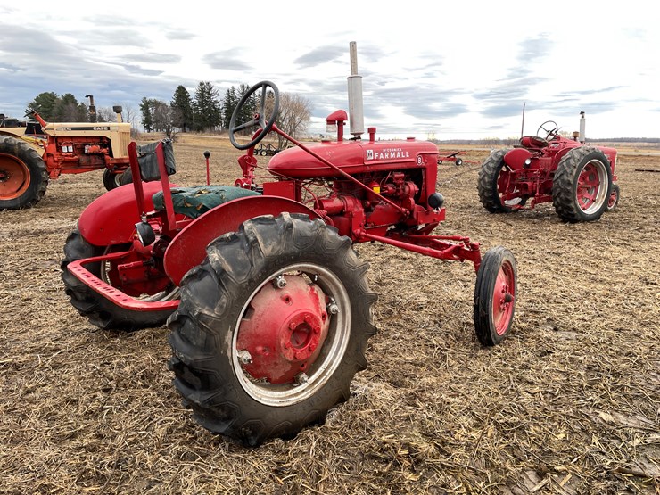 #108-•-mccormick-farmall-b-gas-tractor-image-3