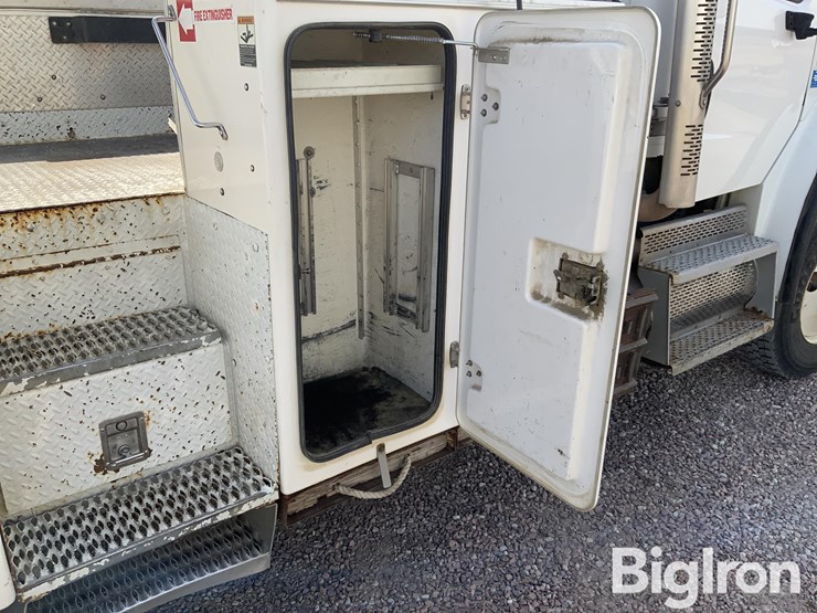 2010-freightliner-m2-106-image-12