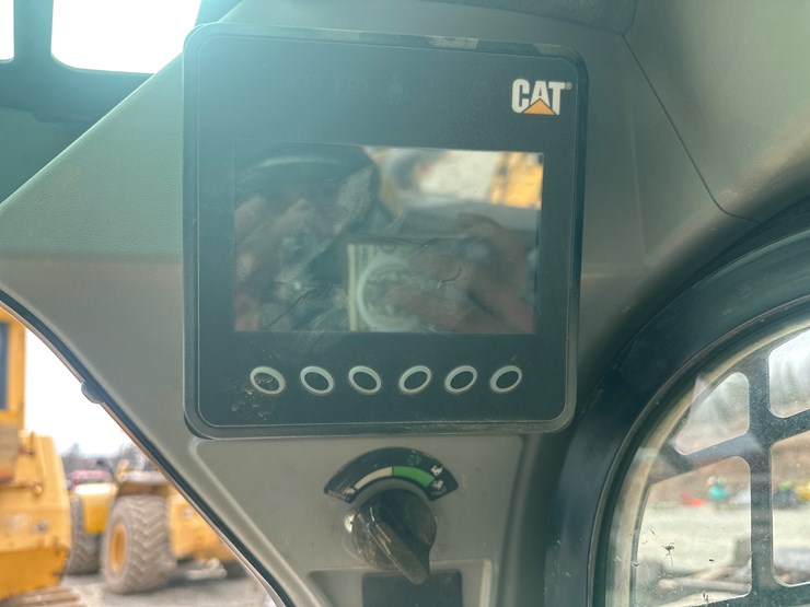 2017-caterpillar-239d-image-38