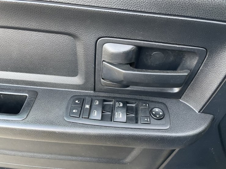 2014-ram-5500-crew-cab-4x4-flatbed-truck-image-23