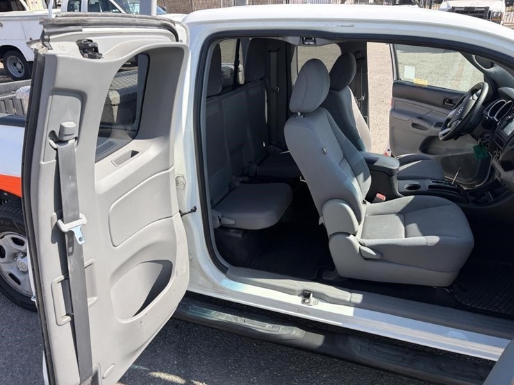 2013-toyota-tacoma-image-10