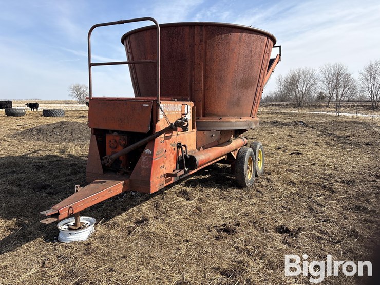 farmhand-900a-tub-grinder-image-1