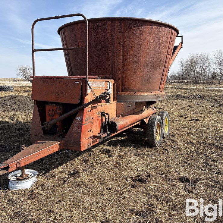 Farmhand 900A Tub Grinder
