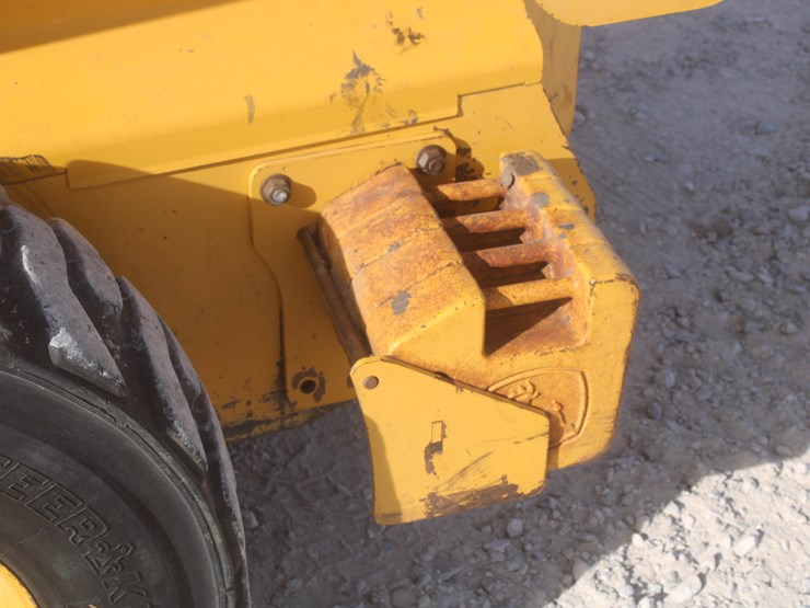 john-deere-325-image-17