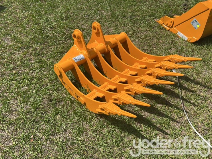 2026-caterpillar-305-image-5