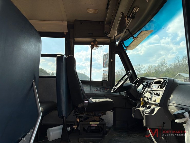 2008-thomas-saf-t-liner-c2-image-12