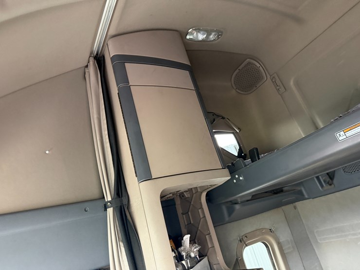 2018-freightliner-122sd-image-86