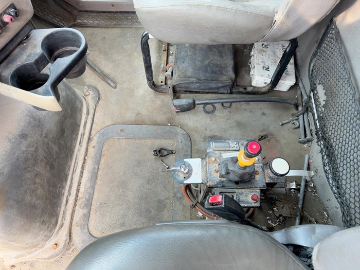 2008-sterling-lt9500-image-23