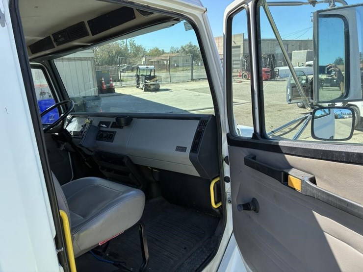 2003-freightliner-fl70-image-9