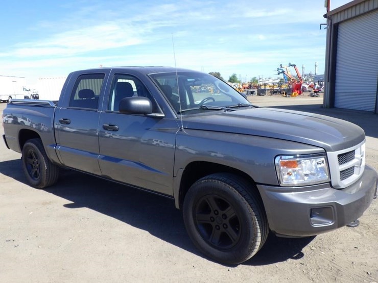 2011-dodge-dakota-image-2