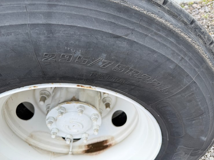 2018-freightliner-122sd-image-5