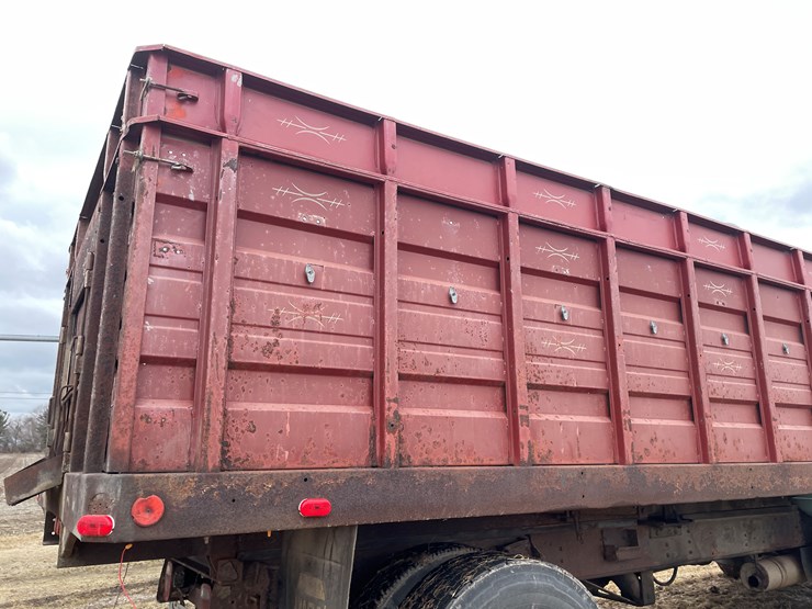 #113-•-1982-international-1754-single-axle-grain-truck-(has-wi-title)-image-21