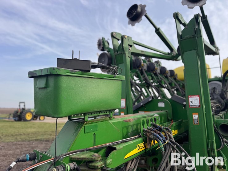 2014-john-deere-1790-ccs-image-15