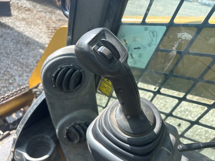 2017-caterpillar-239d-image-34