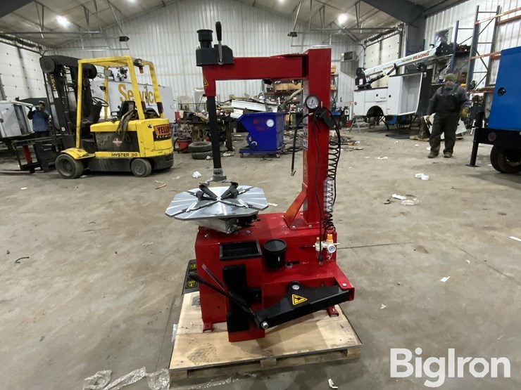 2025-massey-ferguson-730-image-8