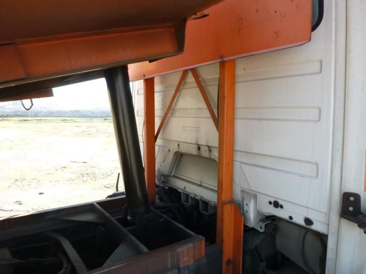 2001-freightliner-fl70-image-29