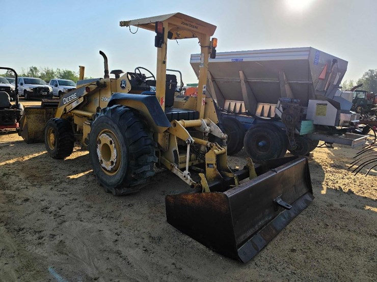 john-deere-210-image-2