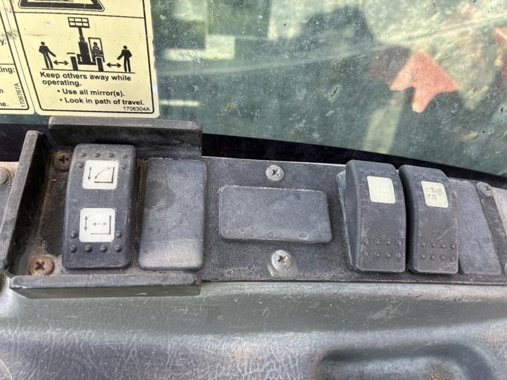 2015-jlg-g5-18a-image-22