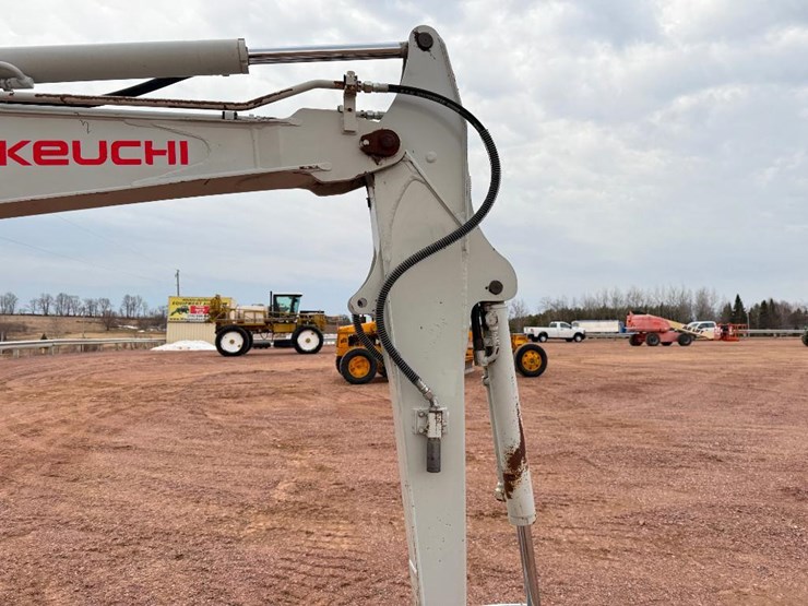 takeuchi-tb235-2-image-31