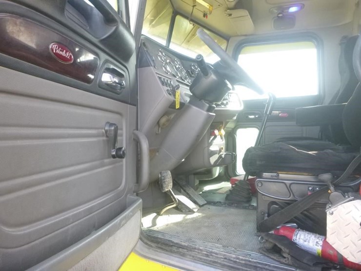 2014-peterbilt-388-image-16