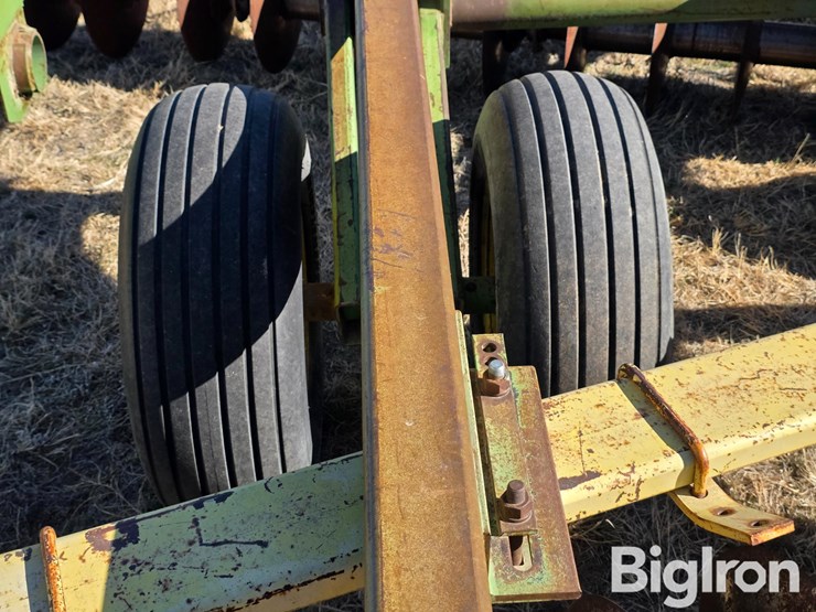 john-deere-330-image-17