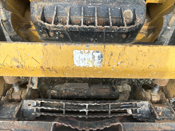 2019-caterpillar-239d-image-24