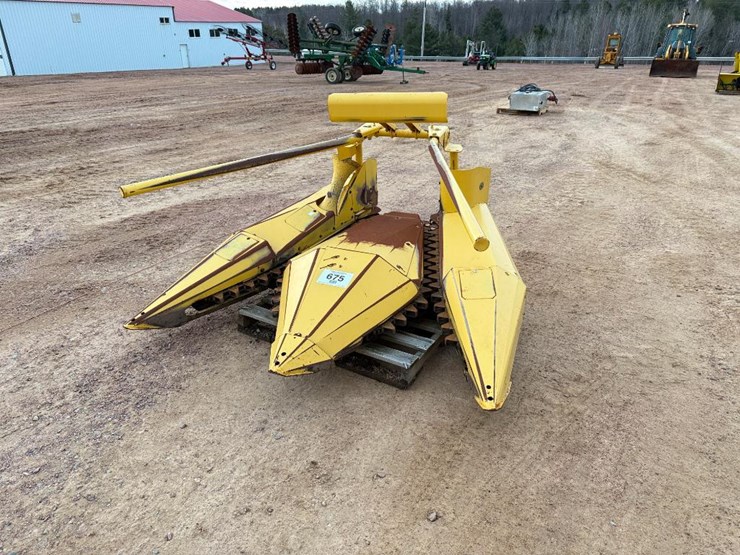 new-holland-824-image-1