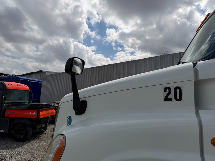 2018-freightliner-122sd-image-37