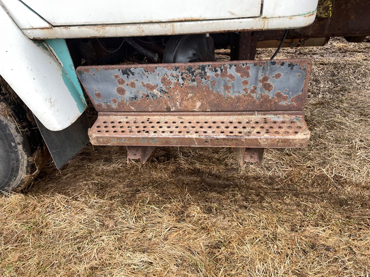 #113-•-1982-international-1754-single-axle-grain-truck-(has-wi-title)-image-15