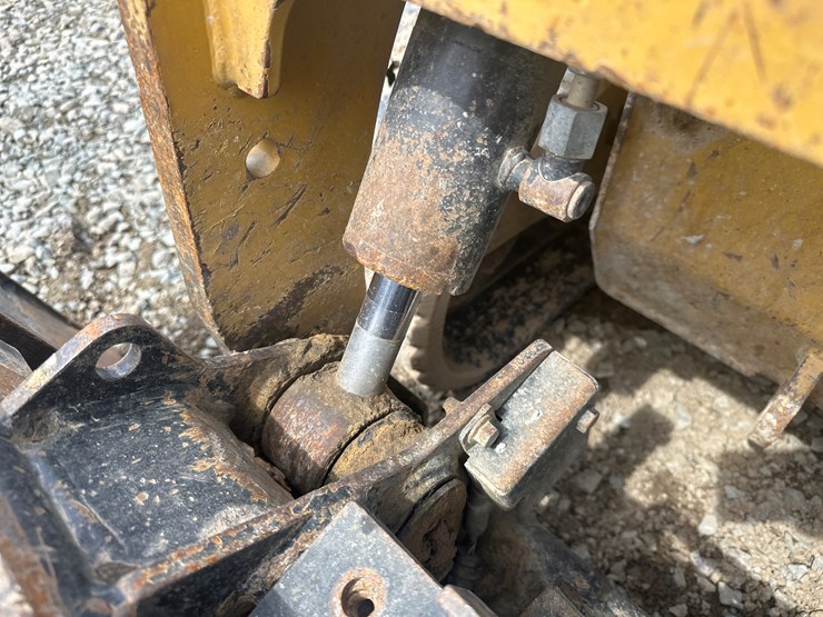 2019-caterpillar-239d-image-25