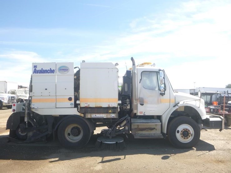 2017-freightliner-m2-106-image-7