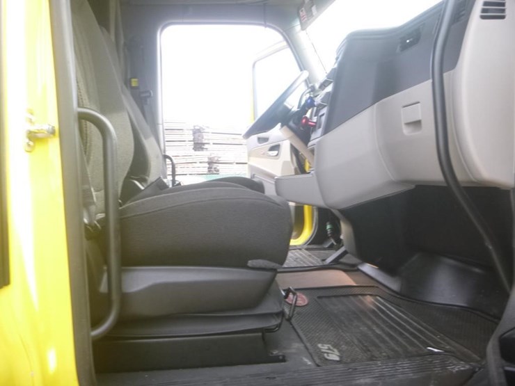 2024-peterbilt-579-image-13