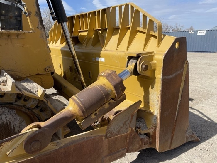 2015-caterpillar-d8t-image-10