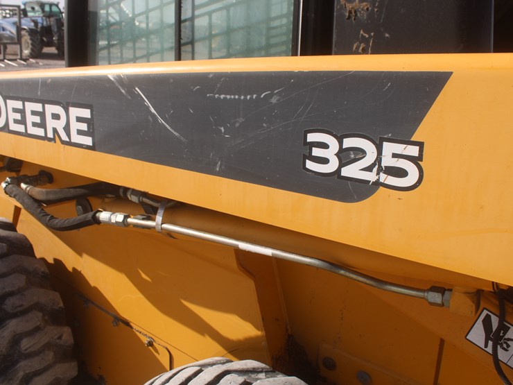 john-deere-325-image-57